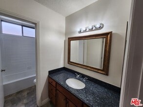 425 S Kenmore Ave in Los Angeles, CA - Building Photo - Building Photo