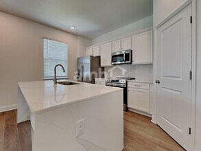 6764 Atlantic Bch Ave in Wesley Chapel, FL - Foto de edificio - Building Photo