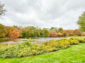 129 Rowayton Woods Dr in Norwalk, CT - Building Photo - Building Photo