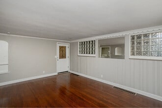 2146 Wyndhurst Rd in Toledo, OH - Building Photo - Building Photo