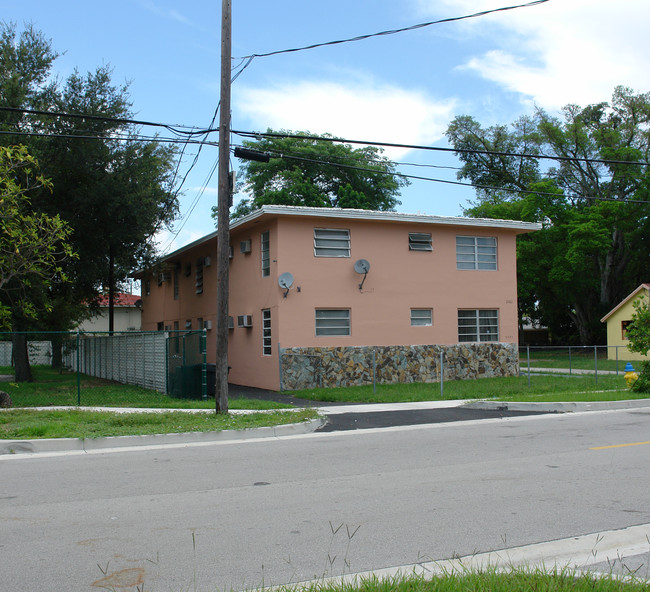 2041 NE 161st St in Miami, FL - Building Photo - Building Photo