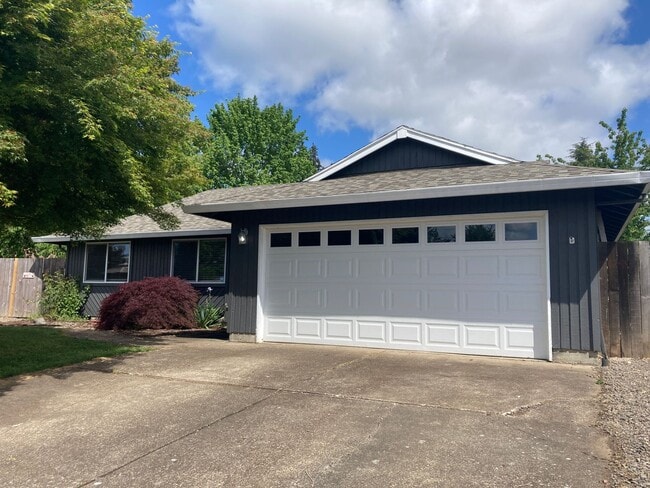217 Charles Ct in Newberg, OR - Building Photo - Building Photo