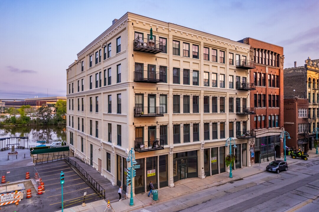 201-205 N Water St in Milwaukee, WI - Building Photo