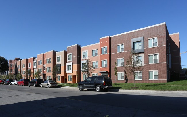 St. Edmund's Oasis in Chicago, IL - Foto de edificio - Building Photo