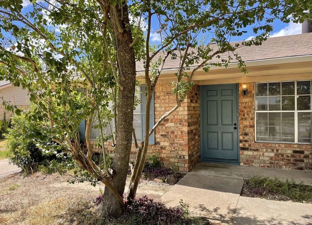 1922 Briar Oaks Dr, Unit 1922 in Bryan, TX - Building Photo