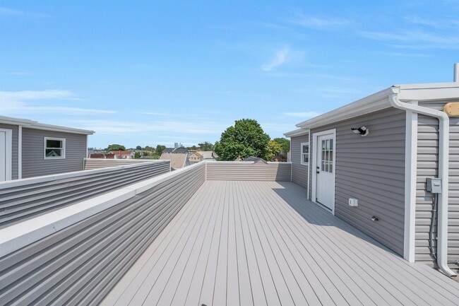 275 Pearsall Ave in Jersey City, NJ - Building Photo - Building Photo