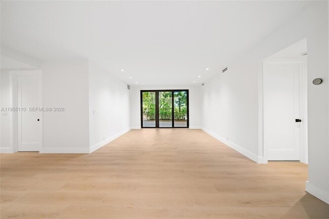 1111 Crandon Blvd, Unit B103 in Key Biscayne, FL - Foto de edificio - Building Photo