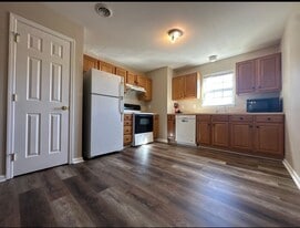 35 Christine Dr, Unit 35 Christine Dr Exeter in Reading, PA - Building Photo