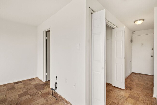 10201 Grosvenor Pl in Rockville, MD - Building Photo - Building Photo