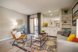 Northpointe Village in Albuquerque, NM - Building Photo