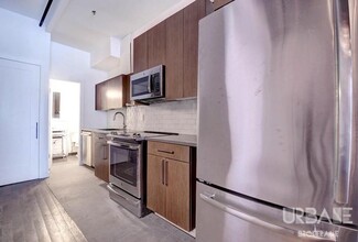 86 E 10th St in New York, NY - Building Photo - Building Photo