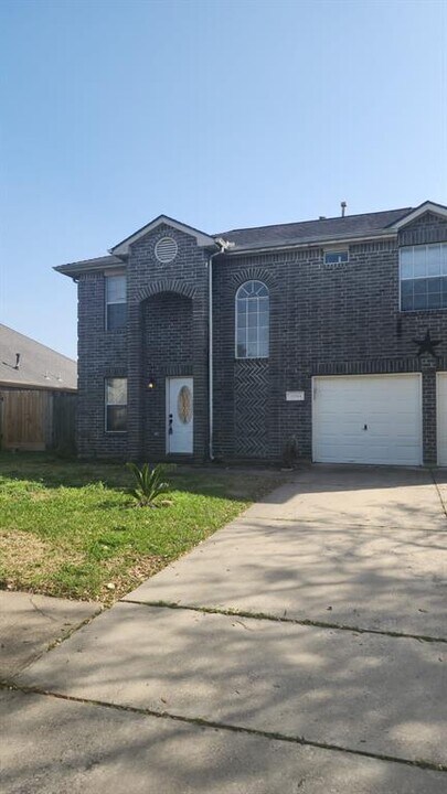 10914 Spruce Dr N in La Porte, TX - Building Photo