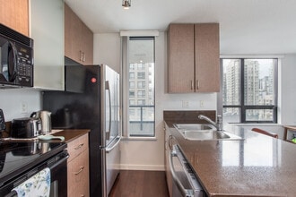 909 Mainland St in Vancouver, BC - Building Photo - Building Photo