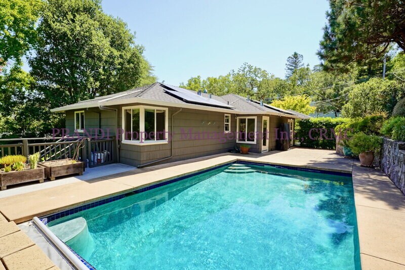 10 Idalia Ct in San Anselmo, CA - Foto de edificio