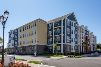 Alston at Station Yards in Ronkonkoma, NY - Foto de edificio - Building Photo
