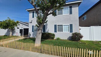 988 El Camino Dr in Costa Mesa, CA - Building Photo