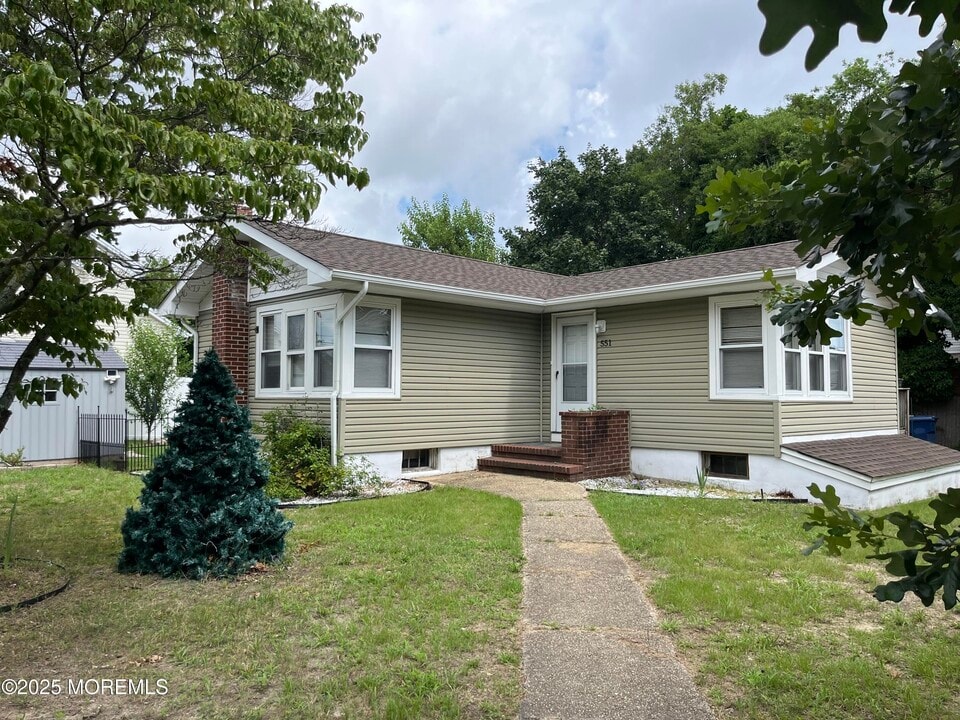 551 Capstan Ave in Beachwood, NJ - Building Photo