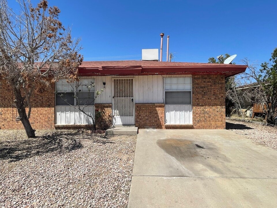2113 Lake Omega St in El Paso, TX - Building Photo