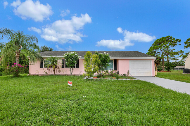 1961 SE Redwing Cir in Port St. Lucie, FL - Building Photo - Building Photo