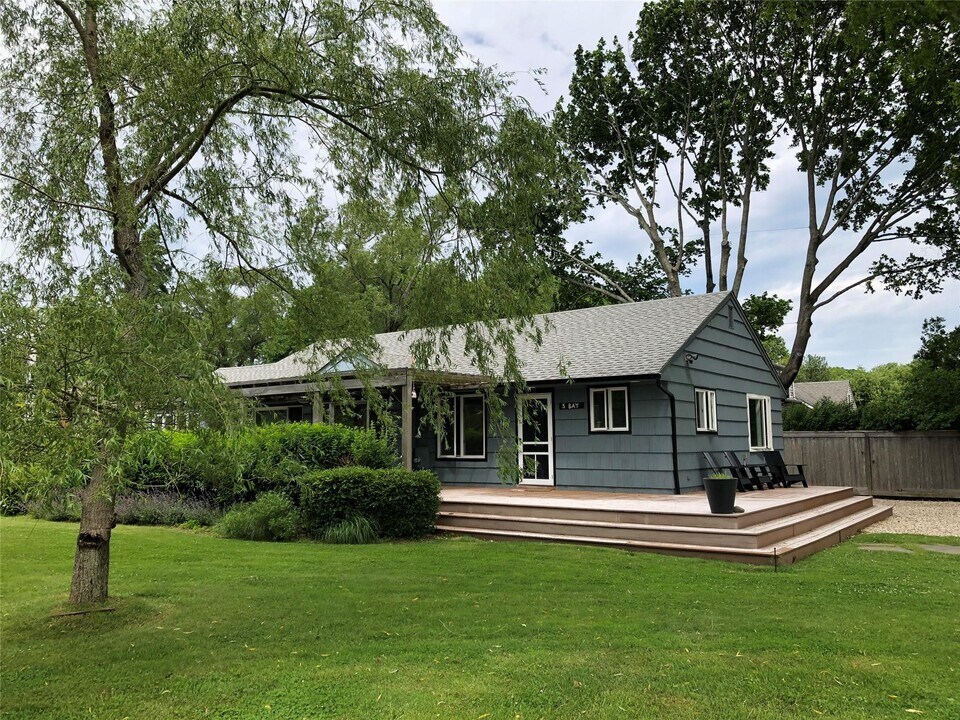 5 Bay Ave in Shelter Island, NY - Building Photo