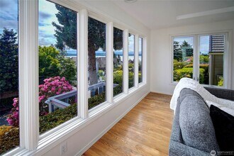 4539 E Laurel Dr NE in Seattle, WA - Building Photo - Building Photo