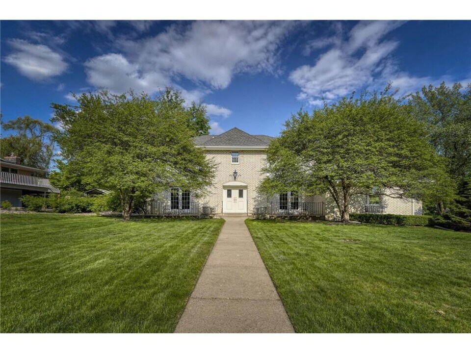 5721 Londonderry Rd in Edina, MN - Building Photo
