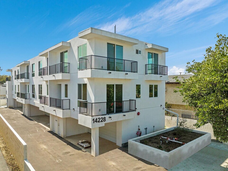 14228 Delano St in Van Nuys, CA - Building Photo