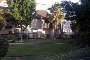 7504 Parkway Dr in La Mesa, CA - Building Photo