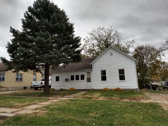 property at 207 W Oak St