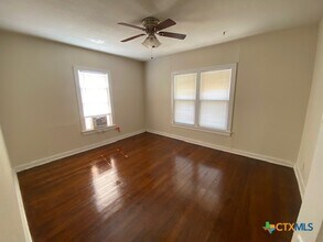 703 S Laurel Ave in Luling, TX - Building Photo - Building Photo