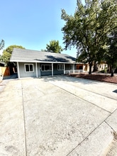 2037 Robert Way, Unit 4 - Upstairs right large in Sacramento, CA - Foto de edificio - Building Photo
