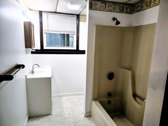 124 Mammoth Rd in Londonderry, NH - Building Photo - Building Photo