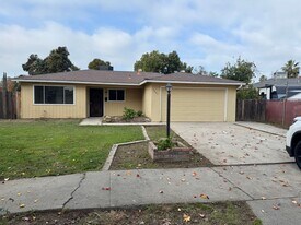1661 Juneau Ct in Merced, CA - Building Photo