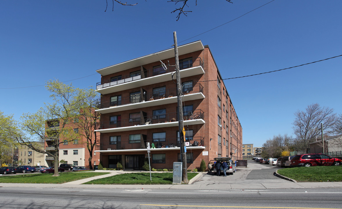 1090 Roselawn Ave in Toronto, ON - Building Photo