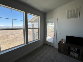 927 W Coral Charm Wy in Saratoga Springs, UT - Building Photo - Building Photo