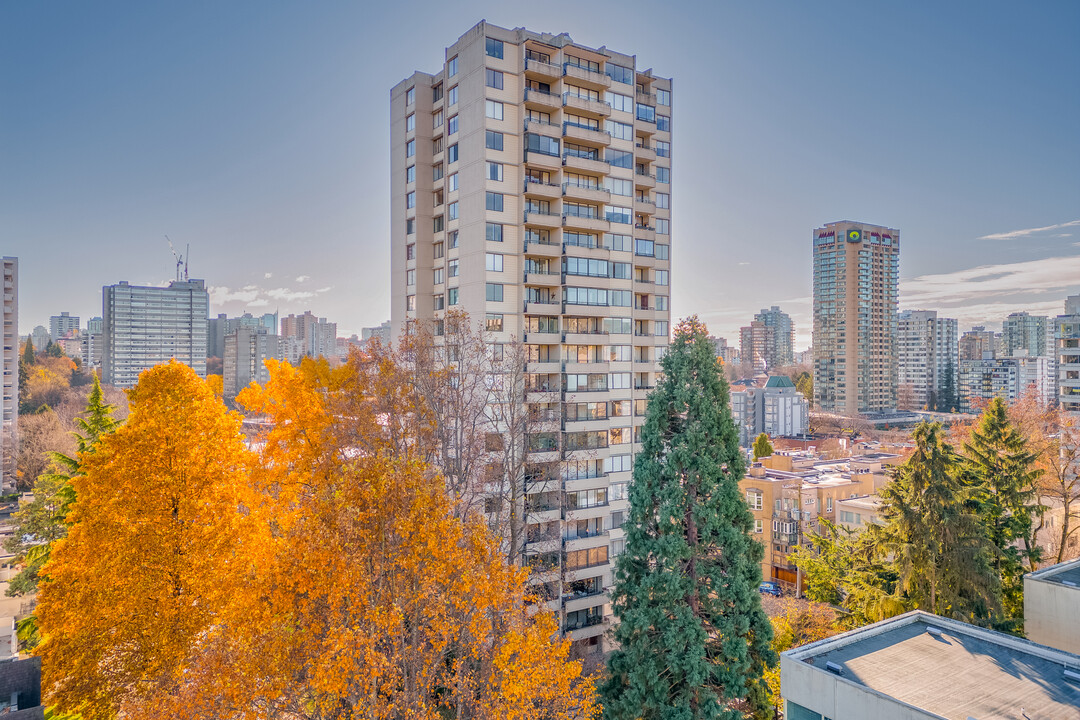 The Huntington in Vancouver, BC - Building Photo