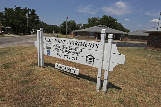 Pilot Point Apartments in Pilot Point, TX - Foto de edificio - Building Photo