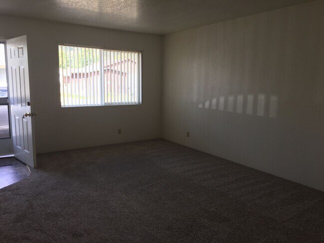 214 Sunny Ln, Unit 212 in Sutherlin, OR - Building Photo - Building Photo