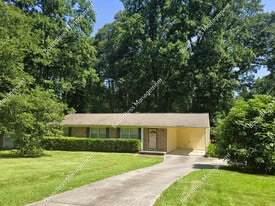 2572 Woodgreen Dr in Chamblee, GA - Building Photo