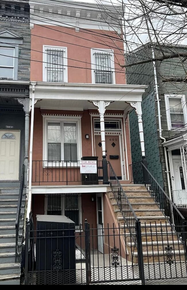 605 Bramhall Ave, Unit Middle Unit