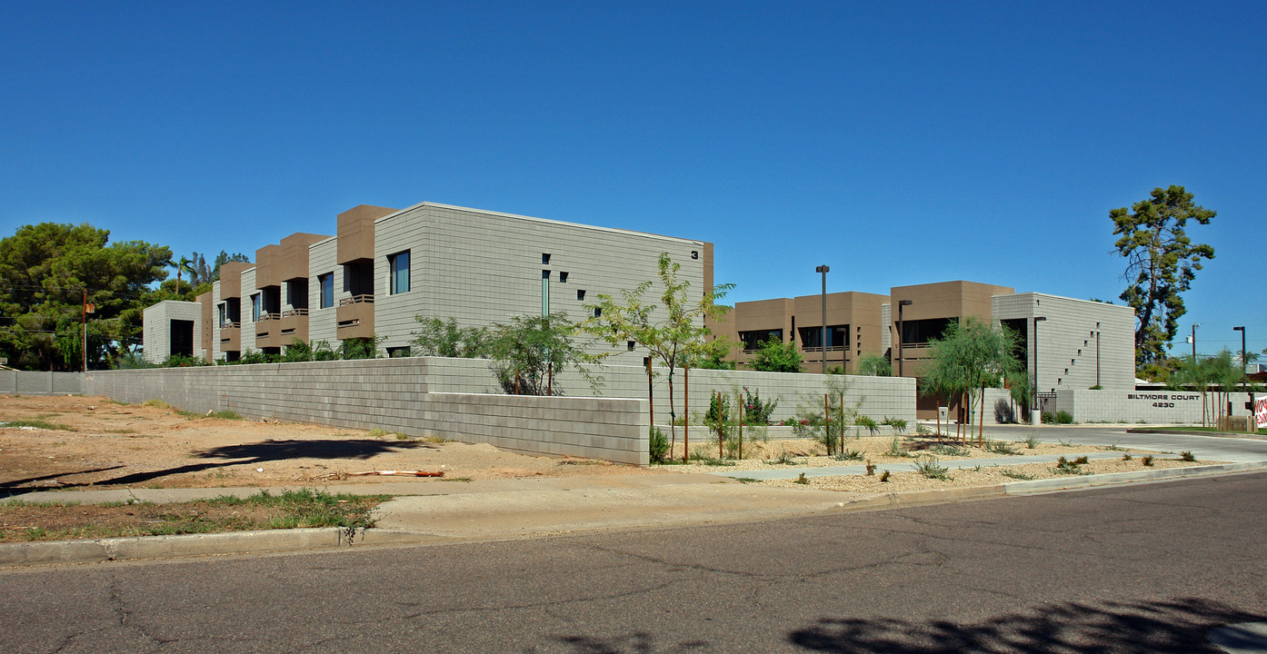 Biltmore Court in Phoenix, AZ - Building Photo