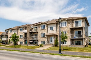 320 Sanguinet Ch in St-Philippe, QC - Building Photo