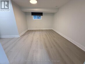 382 Burnhamthorpe Rd in Toronto, ON - Building Photo - Building Photo