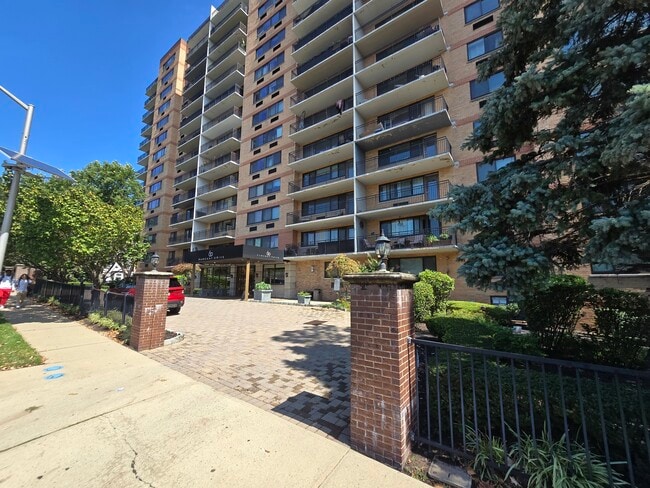 60 Parkway Dr E, Unit 8F in East Orange, NJ - Foto de edificio - Building Photo