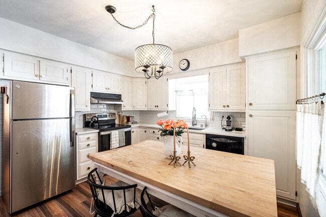 535 W Montclaire Ave in Glendale, WI - Building Photo - Building Photo