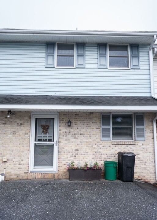219 Old Hershey Rd in Elizabethtown, PA - Building Photo