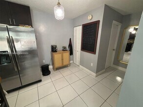 7208 Fairway Dr in Miami Lakes, FL - Building Photo - Building Photo