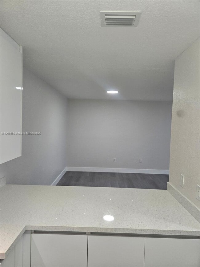 6752 NW 182nd St in Hialeah, FL - Building Photo - Building Photo