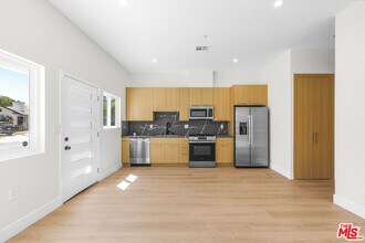 5129 Don Pio Dr in Los Angeles, CA - Building Photo - Building Photo