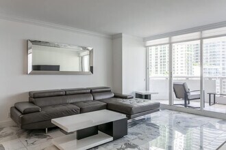 1717 N Bayshore Dr in Miami, FL - Building Photo - Building Photo